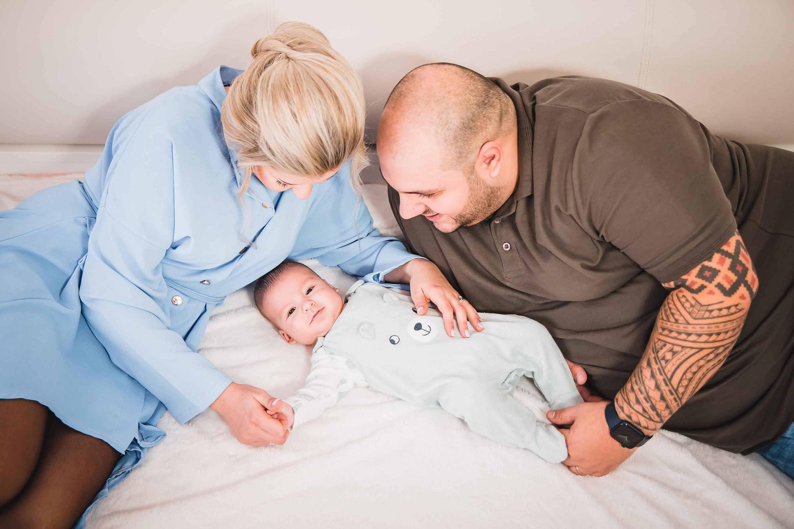 copil zambind la parinti la sedinta foto botez, fotograf bucuresti